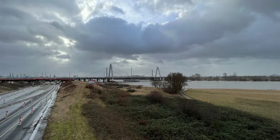 AWK Lärmschutzwand auf der Rheinbrücke Leverkusen – 6,5 m hoch, mit transparenten Elementen